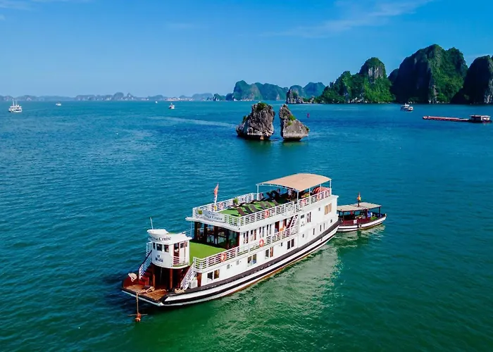 Vega Traditional Junk Hạ Long